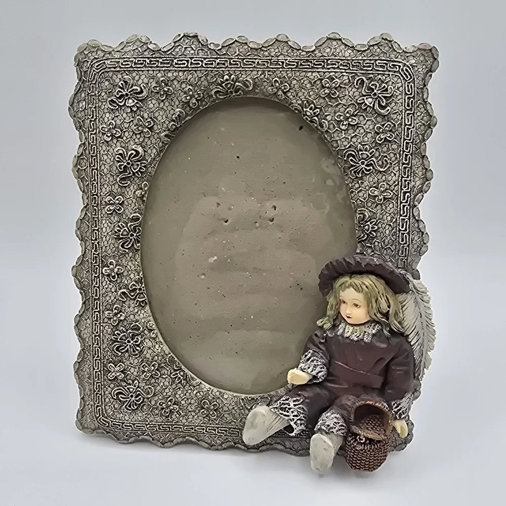 Victorian‎ Style Resin Photo Frame w/3D Girl Doll Figurine And Faux Lace Vintage